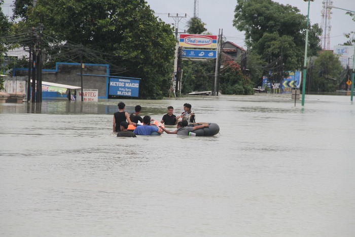 TERENDAM: Tanggul di Demak Jebol, Akses Jalan Pantura Lumpuh.