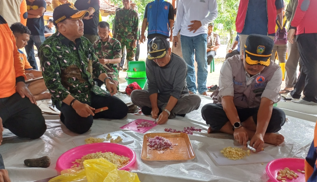 POTONG-POTONG: Pj Bupati Edy bersama rombongan ikut memasak bareng relawan di dapur umum darurat.