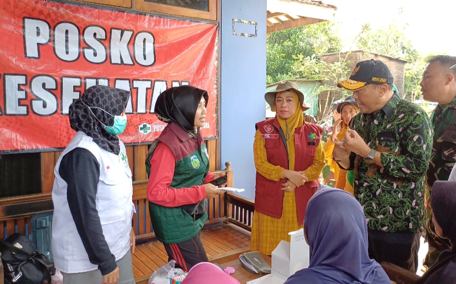 CEK BANJIR: Pj Bupati Edy Supriyanta bersama rombongan cek kondisi banjir di Desa Sowan Kidul, Kecamatan Kedung pada Minggu (17/3).