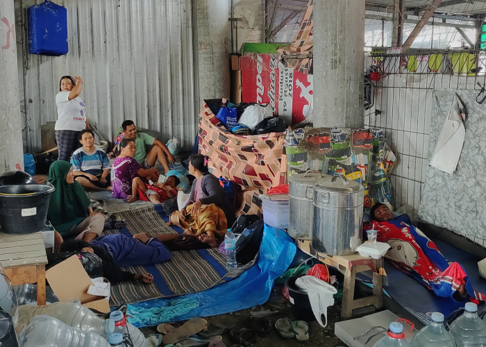 BERTAHAN: Warga Kabupaten Demak yang terdampak banjir memilih mengungsi di atas bak truk dan di kolong jembatan.
