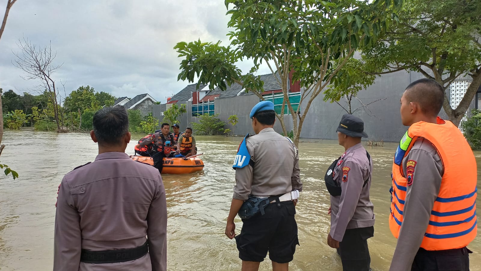 PENCARIAN: Anggota Polsek Purwodadi bersama SAR Grobogan melakukan pencarian dua santriwati yang diduga hilang terseret banjir.