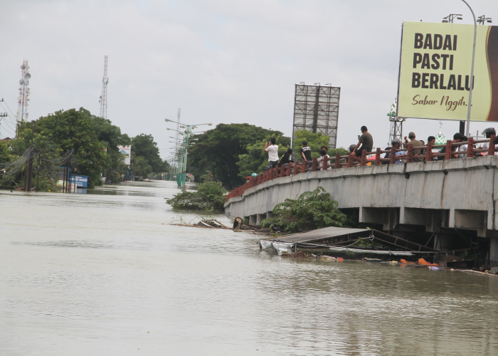 TERENDAM: Jalan Pantura Kudus-Demak lumpuh akibat banjir usai tanggul Sungai Wulan kembali jebol.