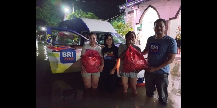 SENANG: Ketua RW 16 Eko Agung Suryanto menerima bantuan nasi bungkus dari BRI Cabang purwodadi untuk diberikan kepada warga terdampak banjir.