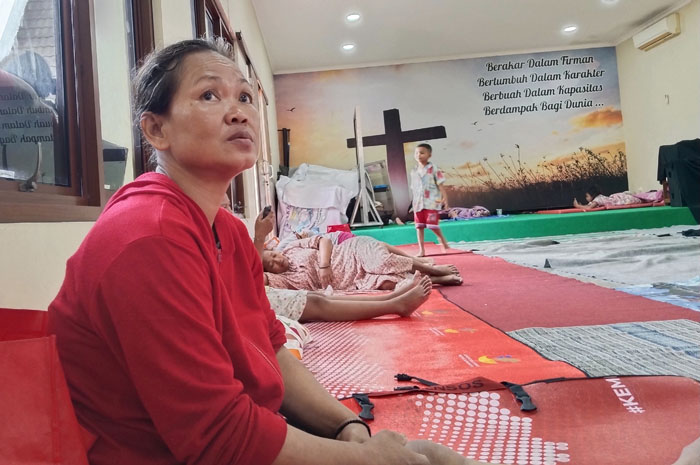 TABAH: Tugiyati, warga Desa Tanjungkarang yang mengungsi di GKMI Tanjungkarang, Jati, kemarin.
