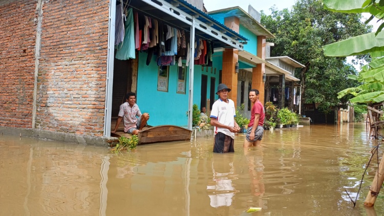 MENUNGGU: Warga Desa Sowan Kidul , Kecamatan Kedung menunggu banjir surut sembari melihat kondisi sekitar, Minggu (17/3).