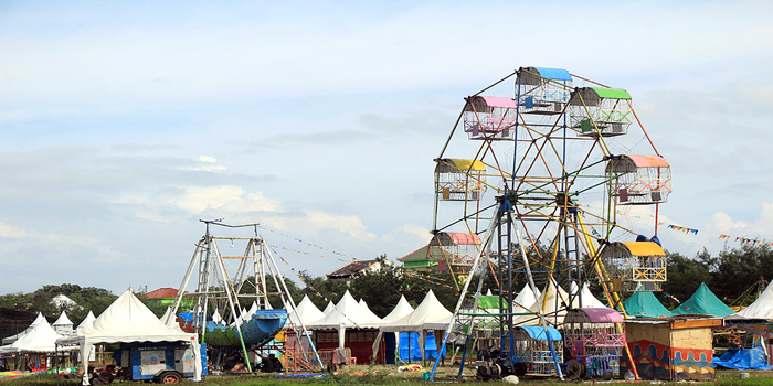 KEMBALI NOSTALGIA: Suasana kawasan PPP Tasikagung Rembang dijadikan bazar Ramadan dan pasar malam UMKM kemarin.