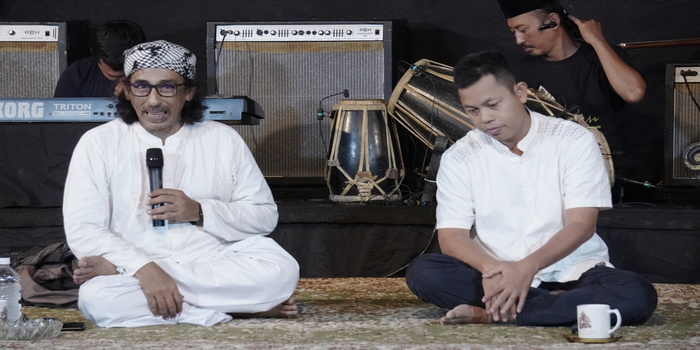 Pengasuh Suluk Maleman, Anis Sholeh Ba&rsquo;asyin saat menjelaskan hakekat bulan Ramadan dalam Suluk Maleman.