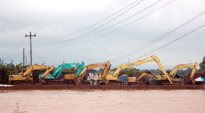 BERPACU DENGAN WAKTU: Sejumlah ekscavator siaga di aliran Sungai SWD 2 di Kecamatan Welahan dalam kegiatan normalisasi.