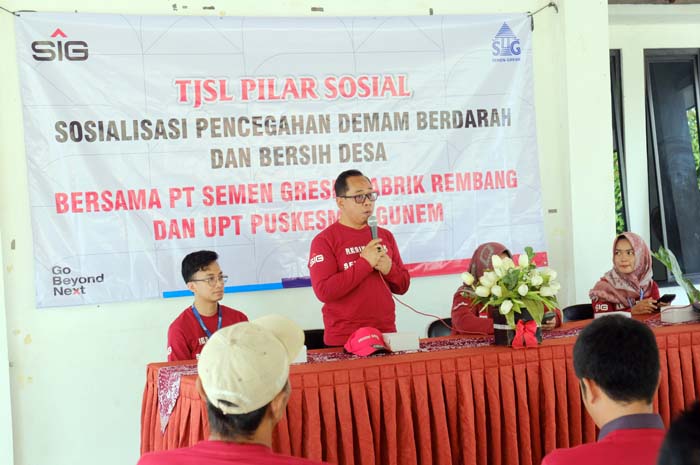 CSR Officer PT Semen Gresik, Sulistyono, menyampaikan sosialisasi pencegahan DBD kepada warga di aula kantor desa Tegaldowo, Kabupaten Rembang (27/2).