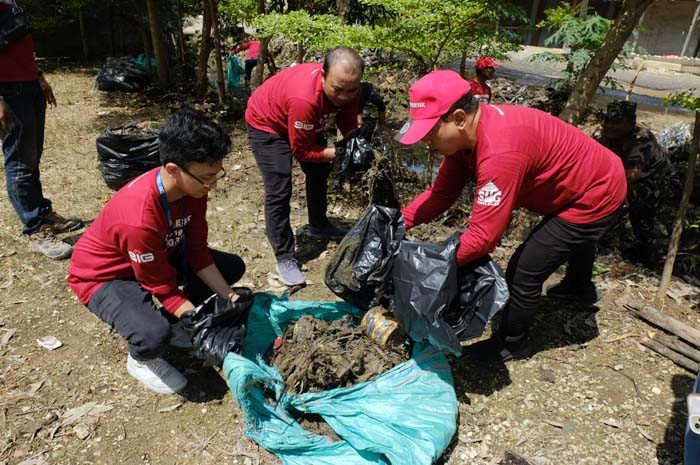 Perwakilan karyawan PT Semen Gresik bersama warga desa Tegaldowo melakukan bersih desa pemberantasan sarang nyamuk (PSN) di lingkungan desa.