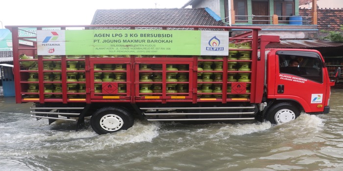 TERJANG BANJIR: Truk muat elpiji 3 kilogram tetap melakukan pengiriman dengan kondisi jalan banjir.