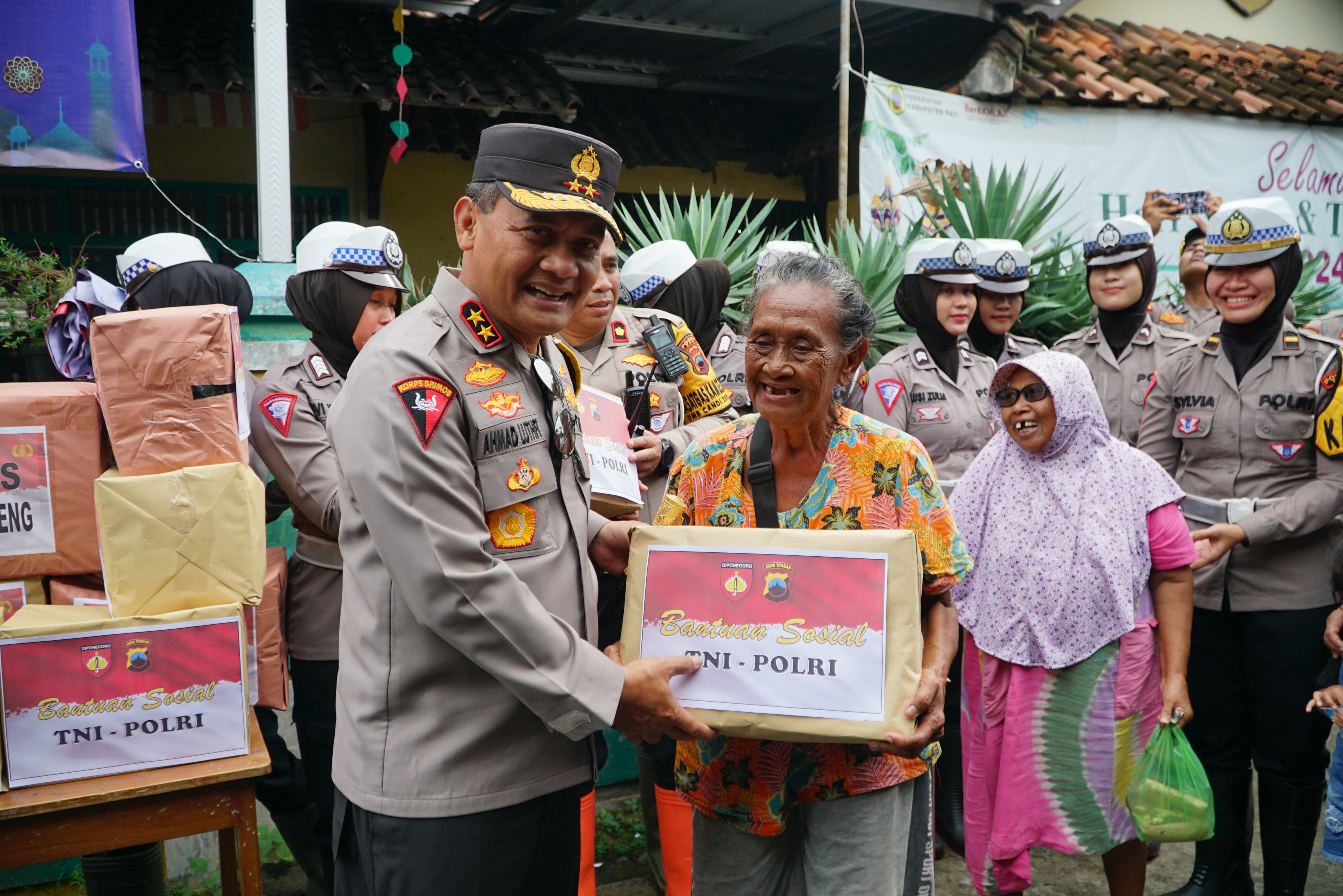 BANTUAN: TNI-POLRI dan pemkab mendatangi banjir di Desa Doropayung, Juwana kemarin.