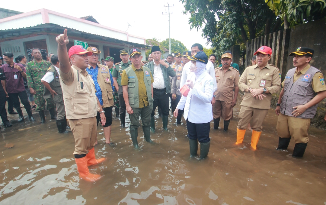 AMAN: Kepala BNPB Letjen TNI Suharyanto didampingi beberapa jajaran mengecek kondisi banjir di Desa Dorang pada Senin (18/3).