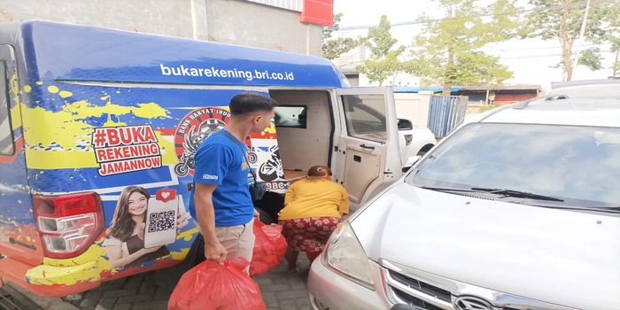 PEDULI: BRI Cabang Purwodadi membagikan bantuan makanan siap saji untuk korban banjir di Grobogan.