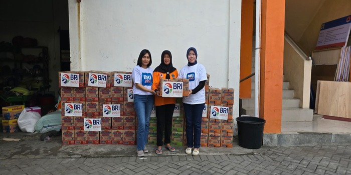 PEDULI BANJIR: BRI Cabang Purwodadi menyerahkan bantuan sembako mie instan kepada korban bencana banjir diserahkan lewat BPBD Grobogan.