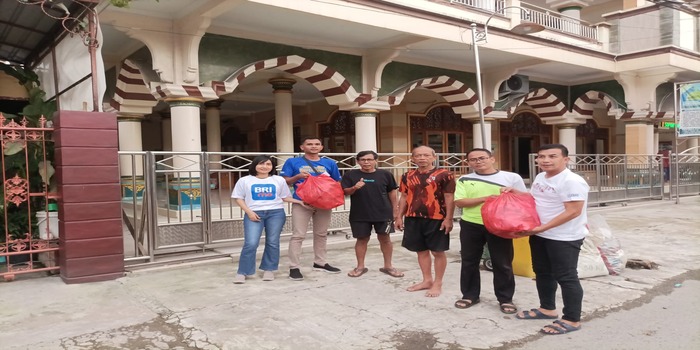 BERBAGI:  BRI Cabang Purwodadi menyerahkan bantuan makanan siap saji kepada korban banjir kota Purwodadi.