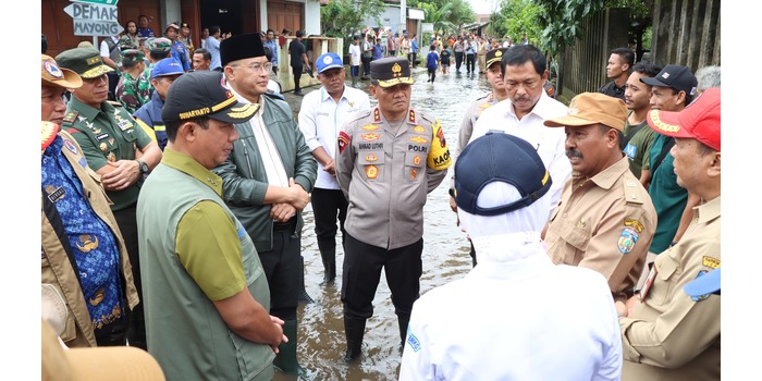 KOORDINASI: Kapolda Jateng Irjen Pol Ahmad Luthfi bersama Pangdam IV/Diponegoro Mayjen TNI Deddy Suraydi serta rombongan berdiskusi tentang kondisi dan penanganan banjir di Jepara.