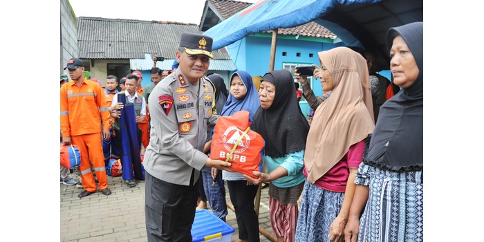 PEDULI: Kapolda Jateng Irjen Pol Ahmad Luthfi menyerahkan bantuan kepada korban banjir di Desa Dorang, Kecamatan Nalumsari, Kabupaten Jepara.