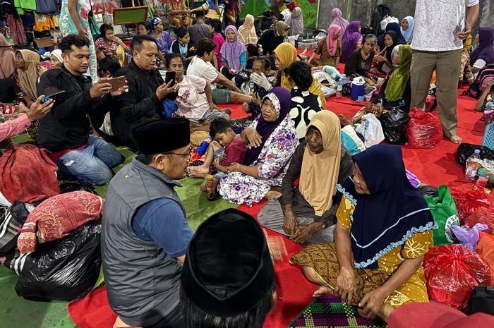 TILIK PENGUNGSI: PJ Bupati Kudus Hasan Chabibie berbincang-bincang langsung dengan pengungsi di Balai Desa Jati Wetan.