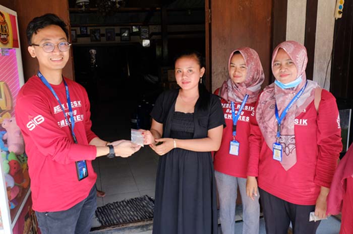 Perwakilan karyawan PT Semen Gresik bersama dengan UPT Puskesmas Kecamatan Gunem melakukan pemantauan jentik dan pembagian bubuk abate gratis kepada warga desa Tegal dowo, Rembang (27/2).