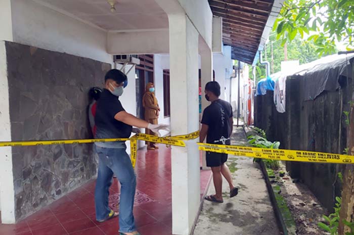 DILARANG: Ditemukan lansia yang tewas didalam rumah kosong.
