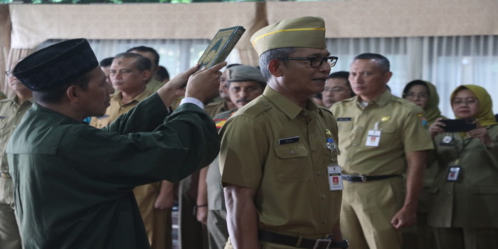 TAK PJ LAGI: Revlisianto Subekti mengucap sumpah jabatan saat dilantik menjadi sekda Kudus definitif di Pendapa Kudus kemarin.