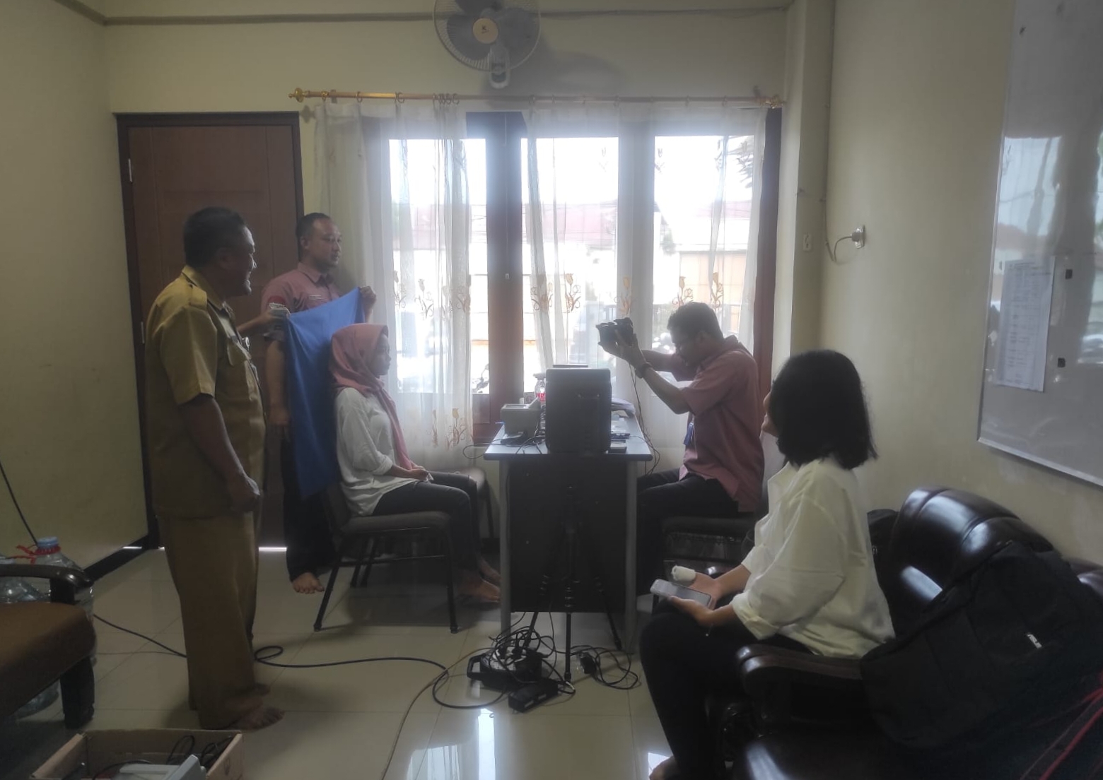 PEDULI BENCANA: Proses perekaman e-KTP di posko pengungsian GKMI Tanjungkarang kemarin.