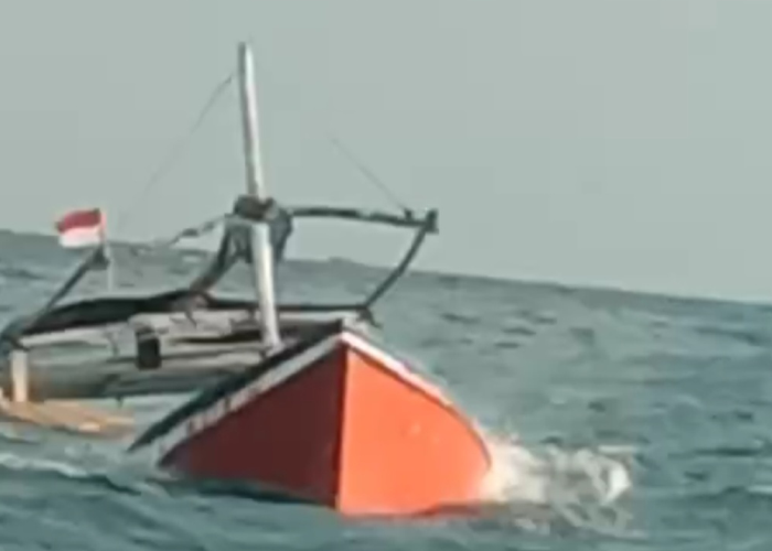 KAPAL TENGGELAM: Kapal pemuat sembako tenggelam saat menuju ke Karimunjawa Jepara.