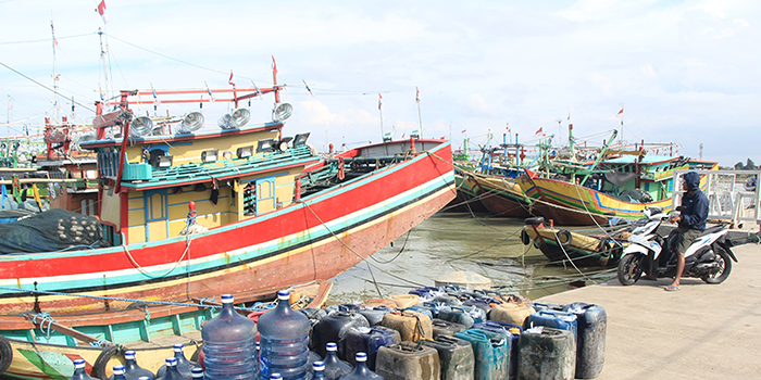 PERBAIKI KAPAL: Aktifitas pekerja melakukan perbaikan kapal di sisi timur dermaga TPI Tasikagung Rembang baru-baru ini.