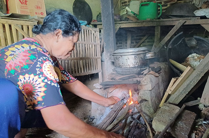 MASAK: Warga Desa Bondo, Kecamatan Bangsri memasak air menggunakan pawon sejak gas langka hingga seminggu.