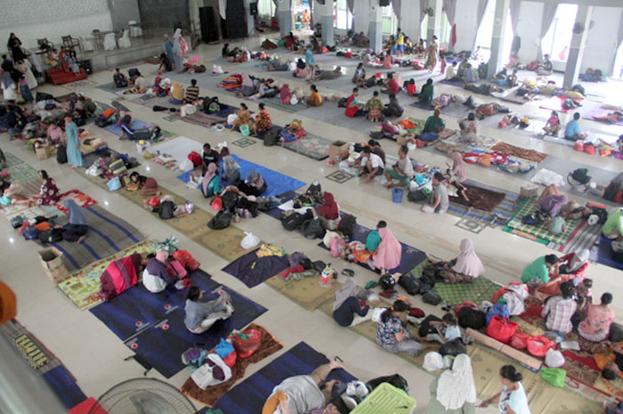 BERTAHAN: Para pengungsi korban banjir Demak sedang beristirahat di posko pengungsian di JHK kemarin.