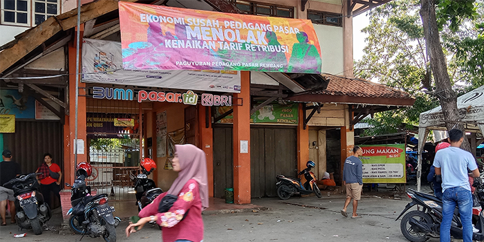 BENTUK PROTES: Banner dengan narasi penolakan kenaikan retribusi terpasang di depan Pasar Rembang beberapa waktu lalu