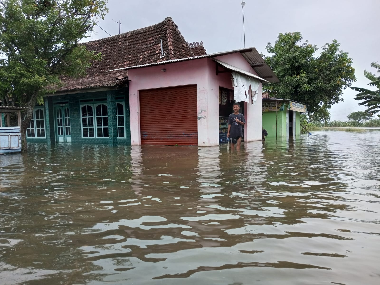 BANJIR: Kondisi banjir di wilayah Desa Kasiyan, Kecamatan Sukolilo hingga saat ini belum ada tanda-tanda akan surut.
