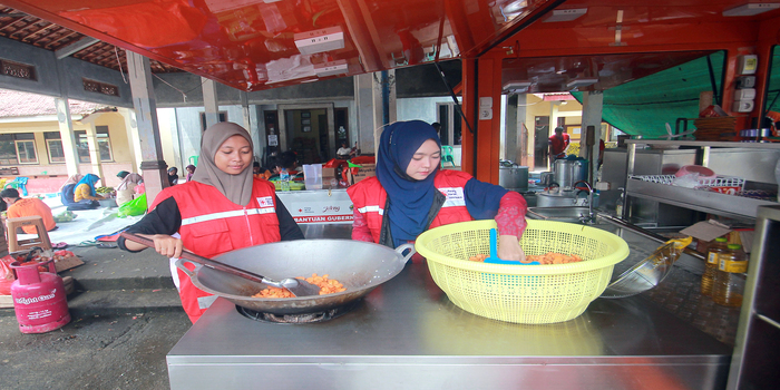 AKTIF: Para relawan tengah memasak makanan di dapur umum yang berdiri di Desa Gerdu, Pecangaan untuk dibagikan ke korban banjir.
