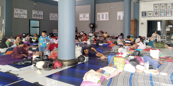 TRAUMA: Para pengungsi dari sejumlah desa di Kecamatan Karanganyar berada di Balai Desa Kedungwaru Lor, Karanganyar, Demak, kemarin.