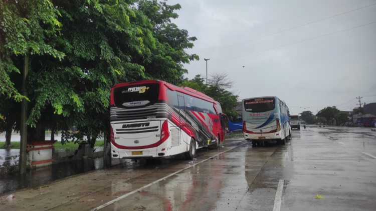 TERPARKIR : Beberapa bus berada diluar area Terminal Jati Kudus.