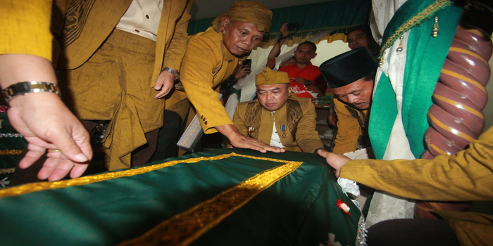 DIBUKA: Pj Bupati Jepara Edy Supriyanta (tengah) mengganti luwur di komplek makam Sultan Hadlirin dan Ratu Kalinyamat