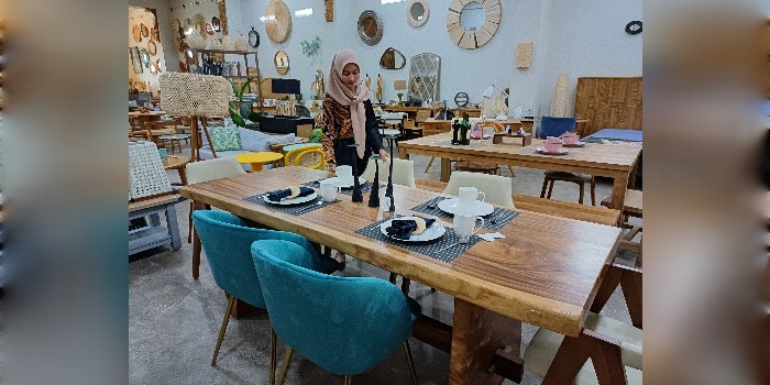 RAPI: Salah satu peserta pameran JIFBW menunjukkan barang yang dijual.