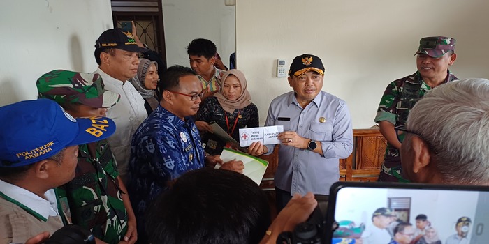 BANTUAN: Pj Bupati Edy Supriyanta memberikan santunan korban laka kapal melalui Camat Karimunjawa Mu&rsquo;adz.