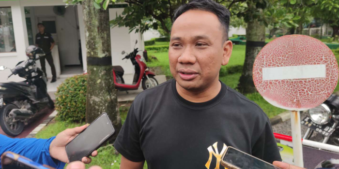 APRESIASI: Wakil Ketua DPRD Kabupaten Blora, Jawa Tengah Mustofa saat berbincang dengan awak media