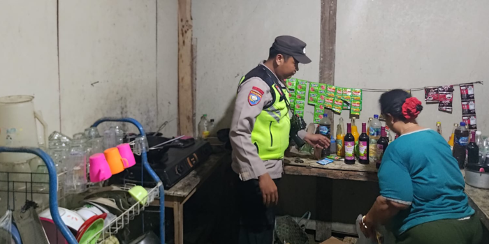 NEKAT: Anggota Polsek Tawangharjo merazia warungwarung yang nekat menjual minuman keras.