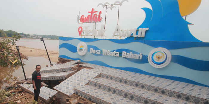PORAK PORANDA: Petinggi Desa Telukawur, Kecamatan Tahunan Rohman mengecek puing-puing landmark Pantai Teluk Awur yang rusak