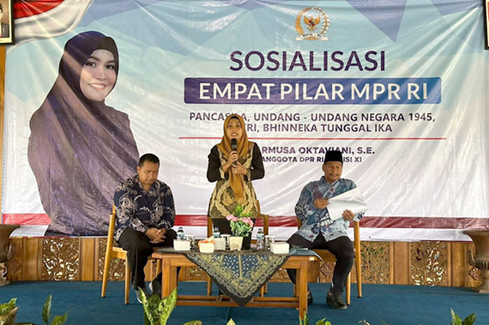 BERI WAWASAN: Anggota Dewan Perwakilan Rakyat Republik Indonesia (DPR RI) Fraksi Partai Demokrat, Harmusa Oktaviani saat menggelar sosialisasi empat pilar.