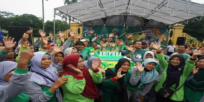 MERIAH: Masyarakat antusias hadir di Alun - alun saat mengikuti acara kirab piala Adipura.
