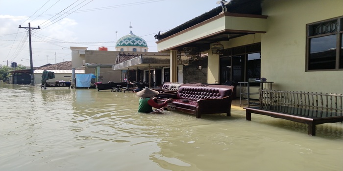 SURUT: Warga terdampak banjir di Desa/Kecamatan Karanganyar, Demak mulai membersihkan perabotan rumah kemarin.
