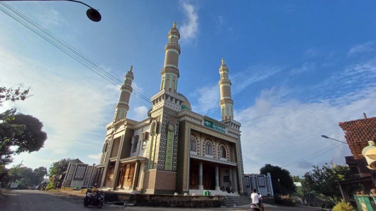 BERSEJARAH: Masjid Jami&rsquo; Baiturrohim Petekeyan Tahunan Jepara tampak dari jauh.