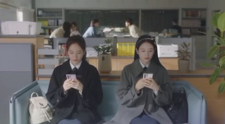 Kemunculan saudara kembar duo Gyuri di ending Pyramid Game.
