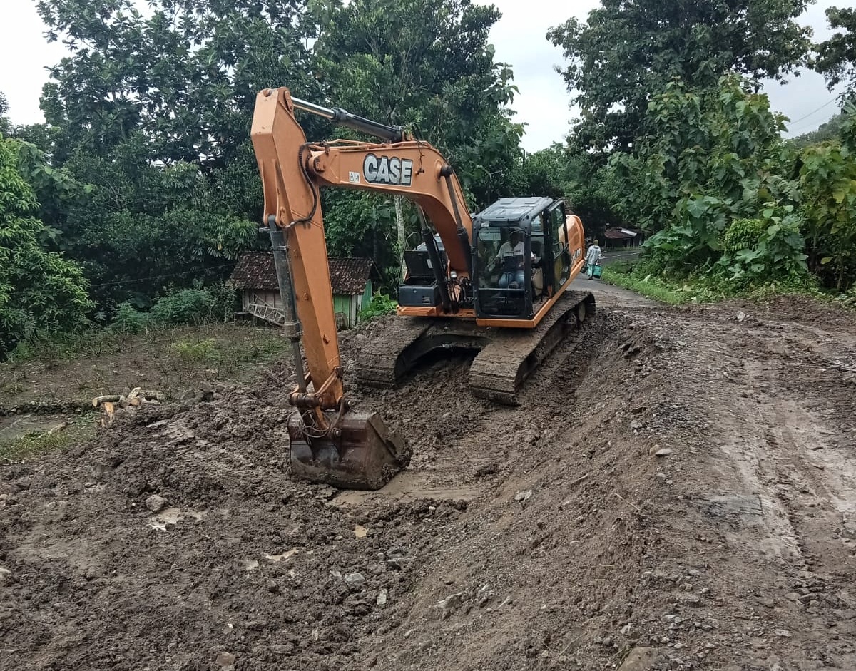 KERJA: Alat berat dikerahkan untuk menangani jalan Kajar-Lasem yang ambles beberapa waktu lalu