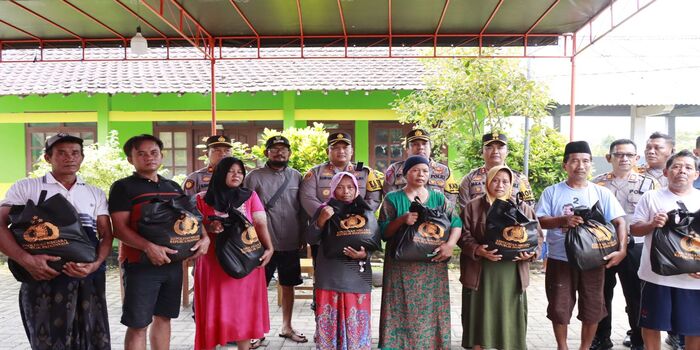 PEDULI BANJIR: Kapolres Rembang AKBP Suryadi, bersama Kapolres Blora AKBP Jaka Wahyudi dan Kapolres Demak AKBP Muhammad Purbaja menyerahkan sembako kepada korban banjir Demak Kamis (20/3)