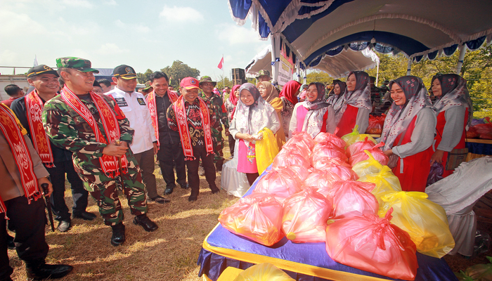 MERIAH: Dandim 0719/ Jepara Letkol Inf M. Husnur Rofiq mengecek kegiatan pasar murah yang diselenggarakan dalam penutupan TMMD di Bakalan, Kalinyamatan Kamis (20/3)